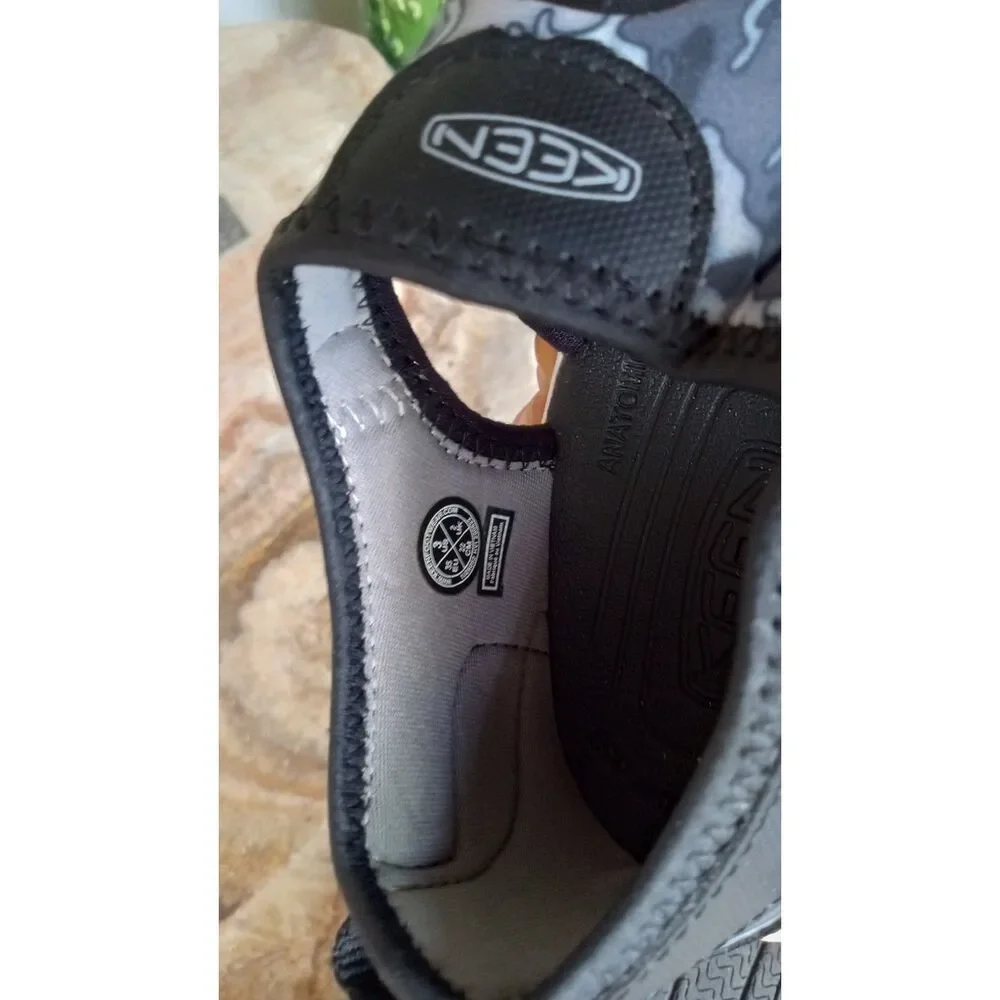 Keen Stingray Sandals Boys sz. 3, Camo Water Shoes with Velcro Strap
